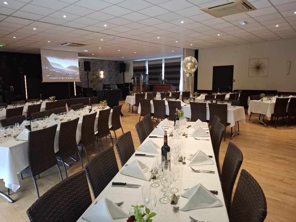 Salle de banquet dressée